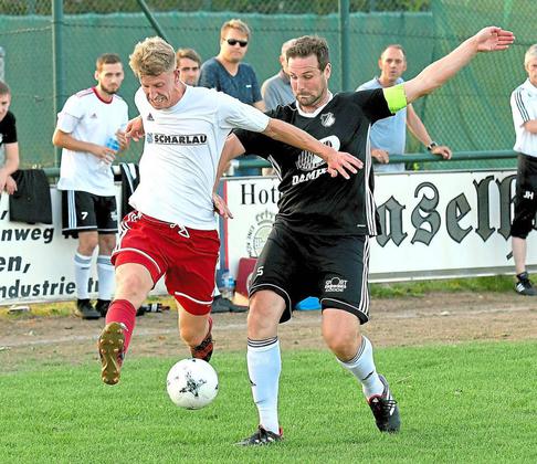 Kaum aufzuhalten: Westfalia Osterwick und Florian Richters (links), der hier Oliver Abel entwischt, präsentierten sich gestern Abend im Rosendahler Derby deutlich präsenter. Foto: Frank Wittenberg