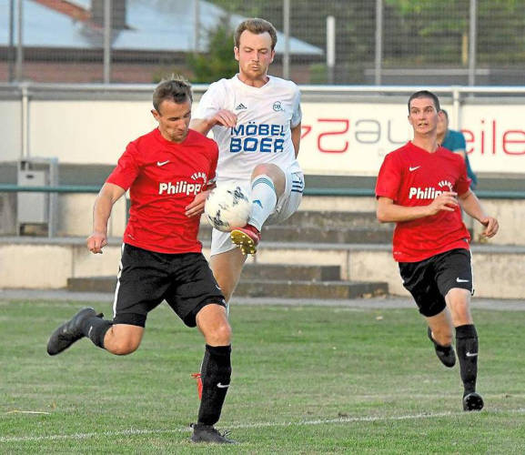 Mit vollem Einsatz, aber nicht zu stoppen: Tobias Paschert (links) und Hannes Grams (rechts) können den DJK'ler Bastian Domeier nicht aufhalten. Foto: Frank Wittenberg
