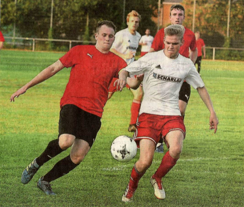 Der Torschütze zum 1:0: Leon Eggemann (rechts) hat in dieser Szene kurz vor Schluss die Entscheidung auf dem Fuß, trifft den Ball aber nicht richtig. Foto: Frank Wittenberg