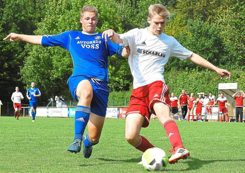 Der Dosenöffner: Leon Eggemann (rechts) rennt Marius Röttgering (links) davon und bereitet mit klugem Querpass die Osterwicker 1:0-Führung vor. Foto: az
