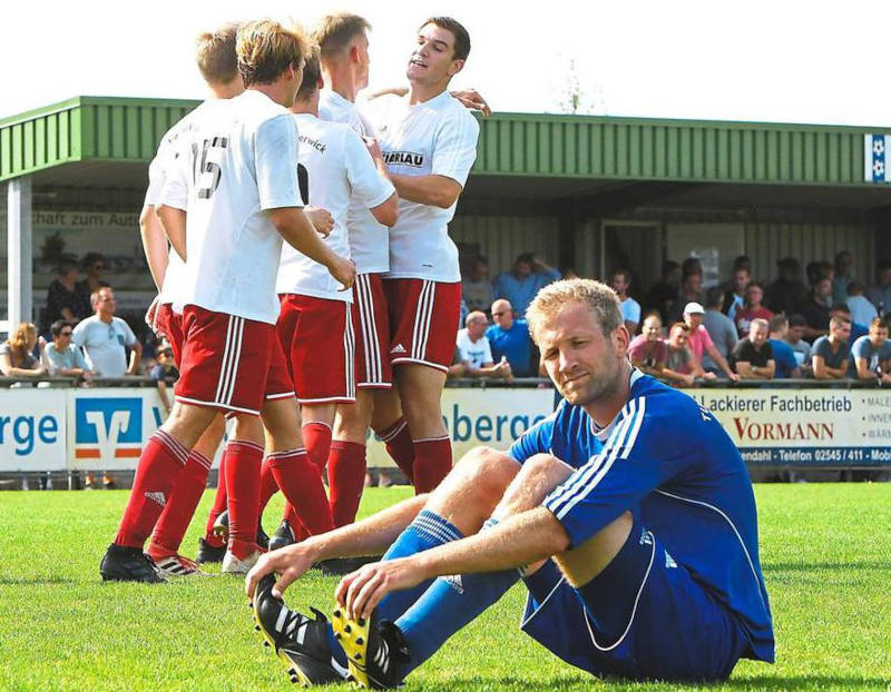 Lust und Frust: Ausgelassen feiern die Spaßfußballer aus Osterwick den klaren 4:0-Sieg im Rosendahler Derby, während „Hubi“ Roling (vorn), Co-Trainer bei Turo Darfeld, die Niederlage erst mal verdauen muss. Foto: az