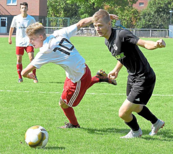 Er leitete den Sieg mit dem Führungstreffer ein und setzte auch den Schlusspunkt: Florian Richters (links) stellte mit einem Doppelpack erneut seine Torjägerqualitäten unter Beweis. Foto: Frank Wittenberg