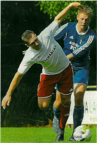 Ausgehebelt: Timo Mevenkamp (links), hier im Derby gegen den Darfelder Marius Röttgering (rechts), ist bei seinen Vorstößen schwer zu halten. Der Linksfuß von Westfalia Osterwick ist prima in Schuss.	Foto: uh