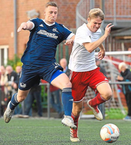 Zerknautschte Mienen: Leon Eggemann (rechts), der Hochgeschwindigkeitsfußballer aus Osterwick, haut den höchsten Gang ins Getriebe. Max Kiffmeyer hat alle Mühe, seinem Gegenspieler zu folgen. Foto: Ulrich Hörnemann