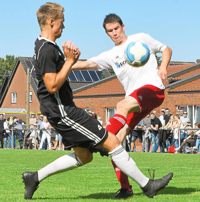 Beinharter Zweikampf: Hannes Grams (rechts) haut drauf, Maurice Thentie hält dagegen. Fotos: Ulrich Hörnemann Foto: az Beinharter Zweikampf: Hannes Grams (rechts) haut drauf, Maurice Thentie hält dagegen. Fotos: Ulrich Hörnemann Foto: az