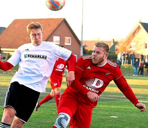 Cedric Schürmann (rechts), hier im Duell mit Johannes Sicking, sorgte lange für die Lufthoheit in der Defensive der SG 06. Letztlich gelang die Westfalia doch durch zwei Kopfballtore von Leon Eggemann. Foto: Frank Wittenberg