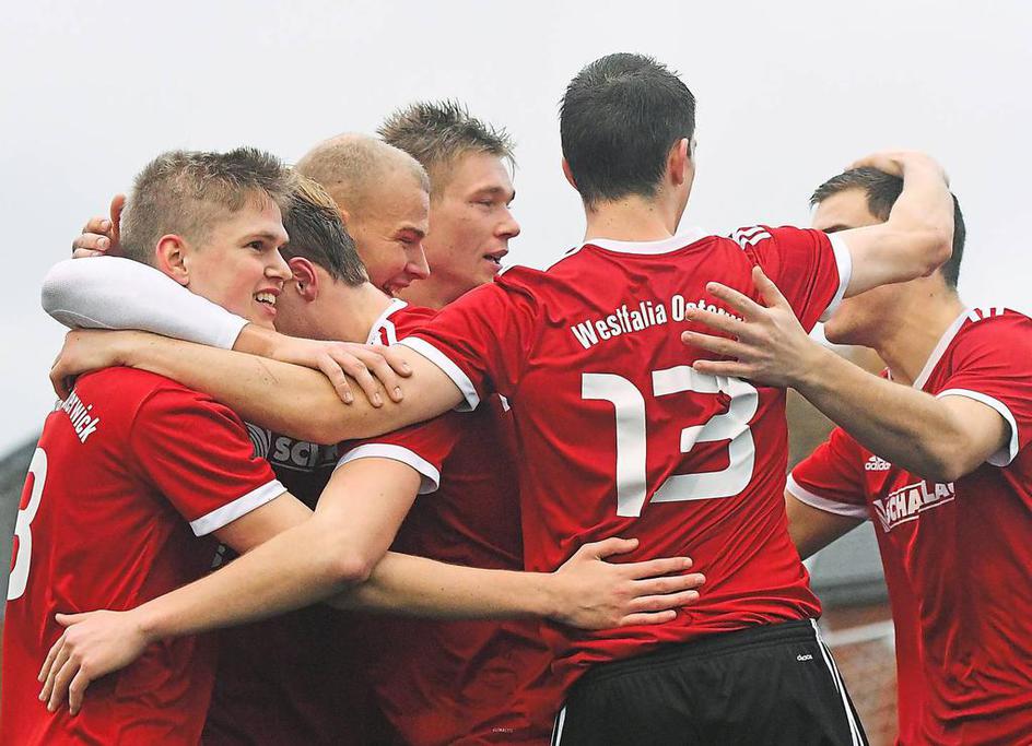 Kollektiver Jubel: Leon Eggemann (links), Torschütze zum 2:0 für Westfalia Osterwick, lässt sich von seinen Klubkollegen feiern. Foto: az