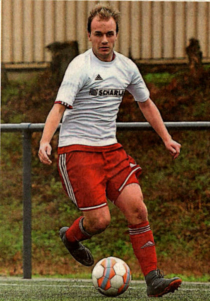 Allgemeine Zeitung OSTERWICK. Mit einem Mix aus Spielern der ersten und zweiten Mannschaft mühte sich Westfalia Osterwick (Foto: Sebastian Graute), Spitzenreiter der Kreisliga A, zu einem 2:2 gegen den Tabellenzehnten DJK Dülmen. Jan Kröger (7. Minute) hatte die Hausherren in Führung gebracht. Kurz nach der Pause glich Lucas Rensing (48.) zum 1:1 aus. Wenig später erzielte Johannes Sicking (53.) das 2:1 für Osterwick. Doch Philipp Benterbusch (68.) war für das 2:2 verantwortlich.