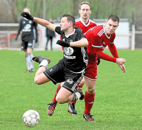 Unsanft ausgehebelt: Uli Wirtz (rechts) bringt seinen Holtwicker Kontrahenten Timo Fedders zu Fall und holt sich dafür die gelbe Karte von Schiri Holger Derbort ab. Foto: Frank Wittenberg