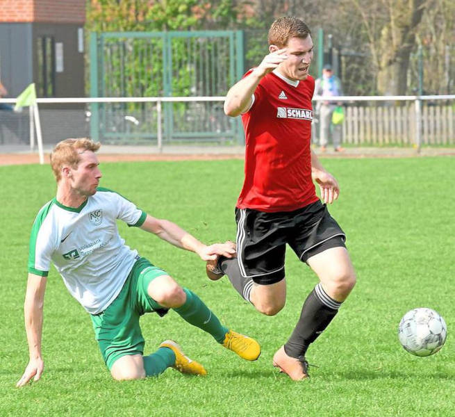 Zu Fall gebracht: Der zweifache ASC-Torschütze Julius Schmitz (links) stoppt Uli Wirtz unsanft – und am Ende stürzt Westfalia Osterwick sogar vom Spitzenplatz. Foto: Frank Wittenberg
