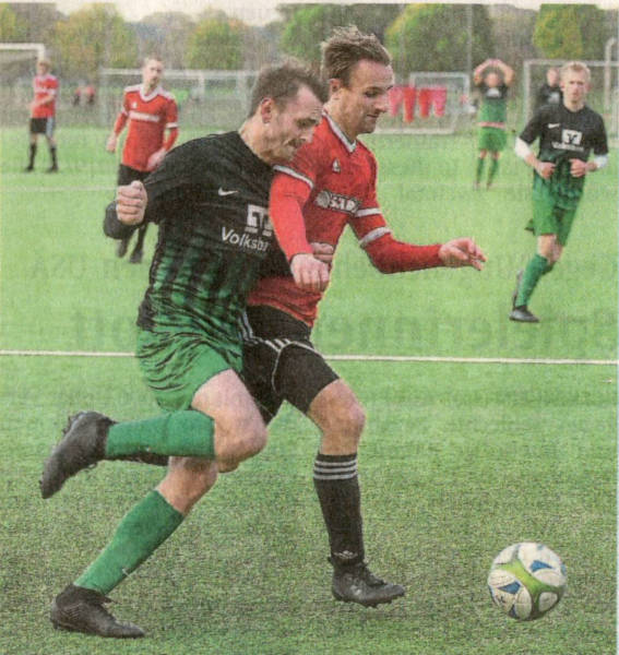 Eng ging es im Hinspiel zu: Tobias Paschert (rechts) und die Westfaliaholten in Olfen ein 1:1-Unentschieden. Foto: fw