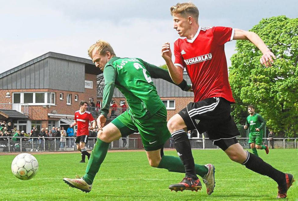 Wer ist schneller? Florian Richters (rechts), Angreifer aus Osterwick, im Laufduell mit dem Olfener Dustin Brüggemann (links). Fotos: Ulrich Hörnemann Foto: az