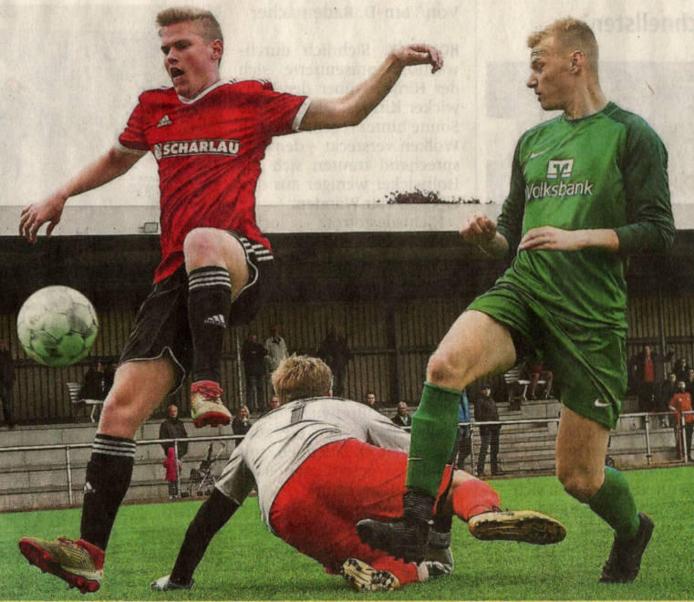 Pechvogel Leon Eggemann (links) hätte fast das 2:0 erzielt, wenig später fällt er mit einer Muskelblessur aus.