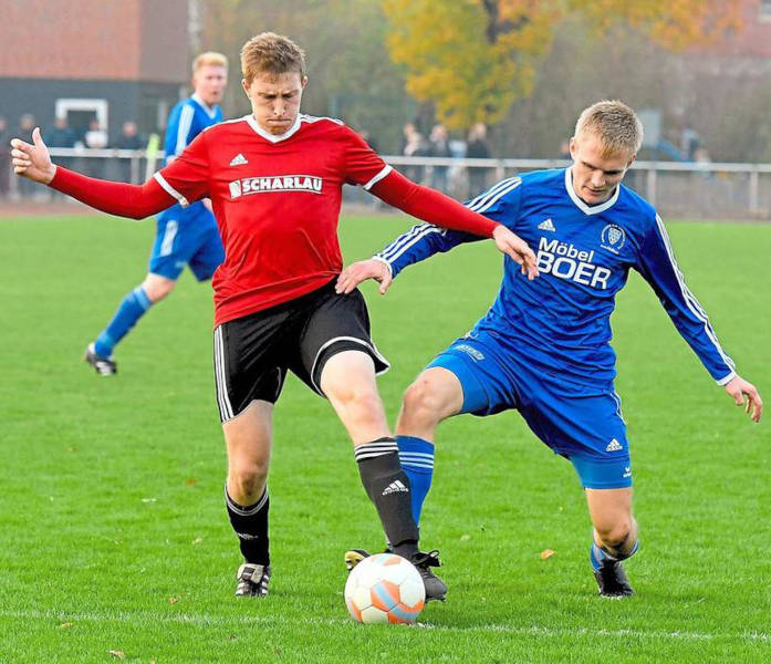 In der Hinrunde setzten sich Johannes Sicking (links) und Westfalia Osterwick mit 3:1 durch. Im vorgezogenen Spiel morgen Abend geht es vor allem für Vorwärts Lette um Lorenz Köhne um wichtige Punkte, wenn der Klassenerhalt geschafft werden soll. Foto: Frank Wittenberg