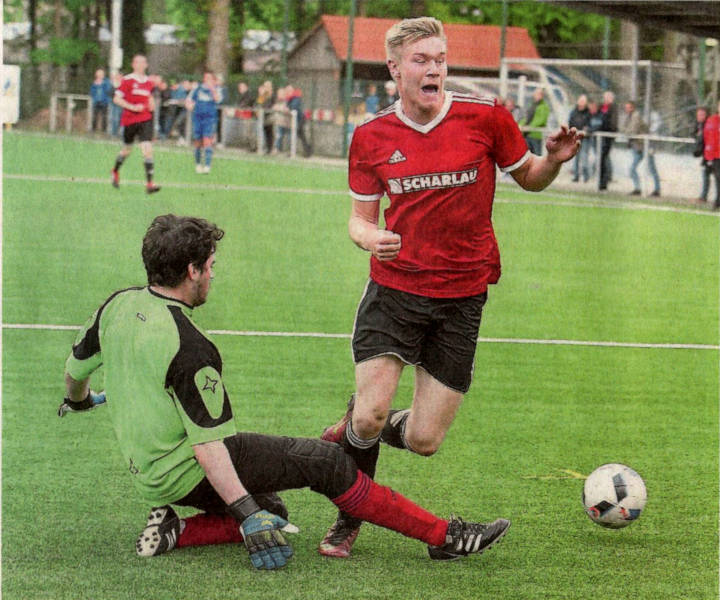 Kein Elfmeter: Westfalia-Stürmer Jan Kröger (rechts) kommt zu Fall, aber Yannik Ochtinger, Torwart bei Vorwärts Lette, war einen Tick eher am Ball. Foto: fw