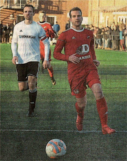 Szene aus dem Hinspiel: SG-Torjäger Lucas Jacobs (rechts) entwischt Westfalia-Kapitän Lucas Jacobs. Foto: fw