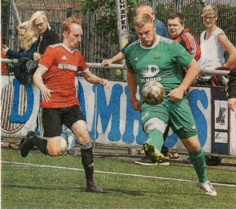 Versetzt: SG-Torschütze Cedric Schürmann (rechts) lässt Tobias Lanfers ins Leere laufen. Foto: Mats Wittenberg