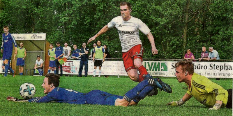 Elfmeter: Florian Prause (rechts) der Torhüter aus Osterwick, foulte in der vergangenen Saison den Darfelder Carsten Daldrup (links). Timo Mevenkamp (Mitte) konnten nicht mehr retten. Guido Albers verwandelte den Elfmeter damals zum 1:2-Anschlusstreffer. Half alles nichts: Am Ende siegte Osterwick 4:3 in Darfeld Foto -uh-