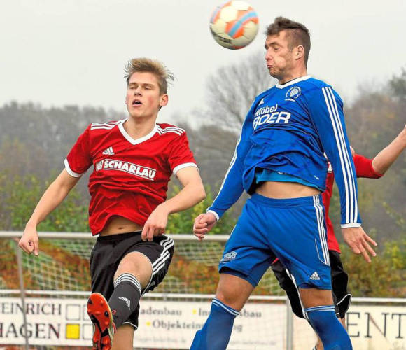 Die Lufthoheit hat Sven Ruhnau in dieser Szene, der höher steigt als Westfalia-Torschütze Leon Eggemann (links) – am Ende jubelten aber die Osterwicker. Foto: Frank Wittenberg ‹  Rosendahl Westfalia bleibt die Nummer eins