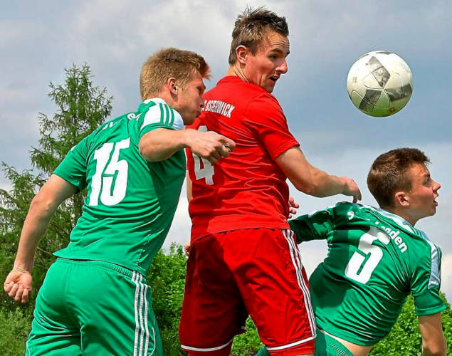 Mittendrin im Strafraum-Getümmel: Tobias Paschert, der Mann mit der Nr. 4. Foto: az