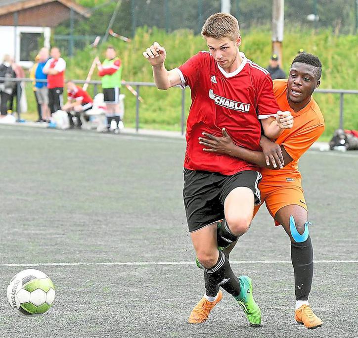 Gut gemacht: Timon Schüer (links), gerade aus der A-Jugend in den Seniorenbereich gerückt, stoppt den Resser Dribbelkünstler Emmanuel Antwi Tabi. Foto: Frank Wittenberg