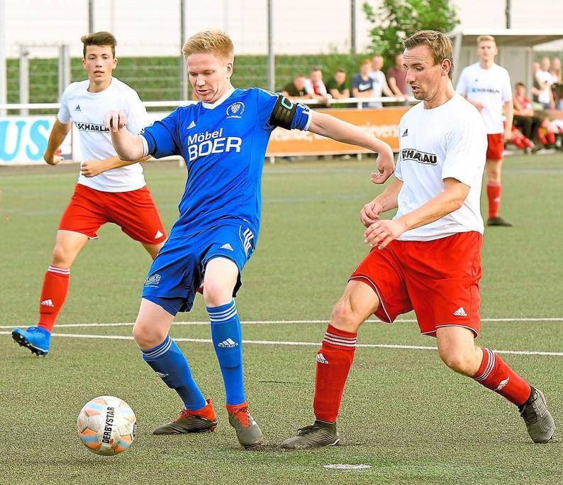 Vorwärts-Kapitän Jonas Böller bringt sich in gute Schussposition, Westfalia-Spielertrainer Tobias Paschert (rechts) kann nicht mehr eingreifen. Foto: Frank Wittenberg