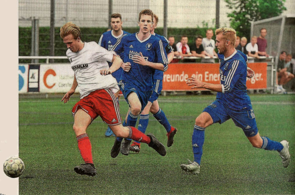 Viele Jäger, aber davon lässt sich Luis Lammers (links) nicht beeindrucken: Der Offensivmann, der es in der vergangenen Saison auf zehn Treffer gi bracht hat, bildet mit Florian Richters und Leon Eggemann das Sturmtrio.	Fotos: Frank Wittenbe