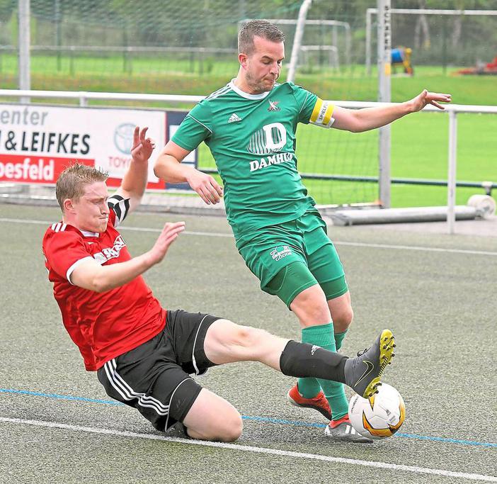 Das Duell der Kapitäne: Westfalia-Abwehrmann Johannes Sicking (links) bremst SG-Torjäger Lucas Jacobs in letzter Sekunde aus. Foto: Frank Wittenberg