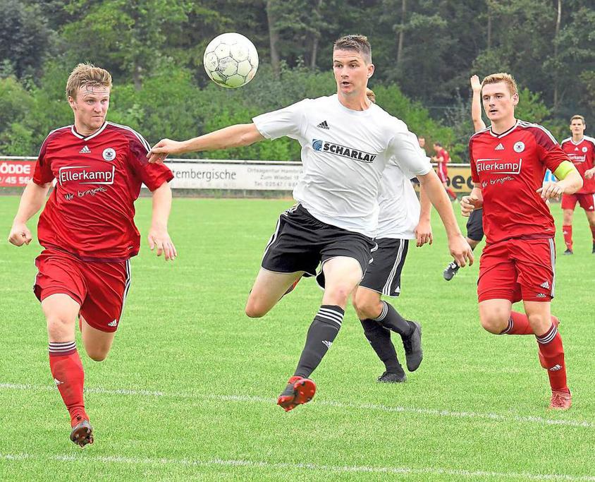 Bis kurz vor Schluss hielten Hannes Grams (Mitte) und Westfalia Osterwick die Führung gegen den Bezirksliga-Aufsteiger VfB Alstätte, dann aber kam doch noch das Pokal-Aus. Foto: Frank Wittenberg