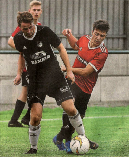 Packende Zweikämpfe werden auch am Sonntag erwartet: Im Seifer-Cup trennten sich SW Holtwick und Westfalia Osterwick noch 3:3. Foto: fw