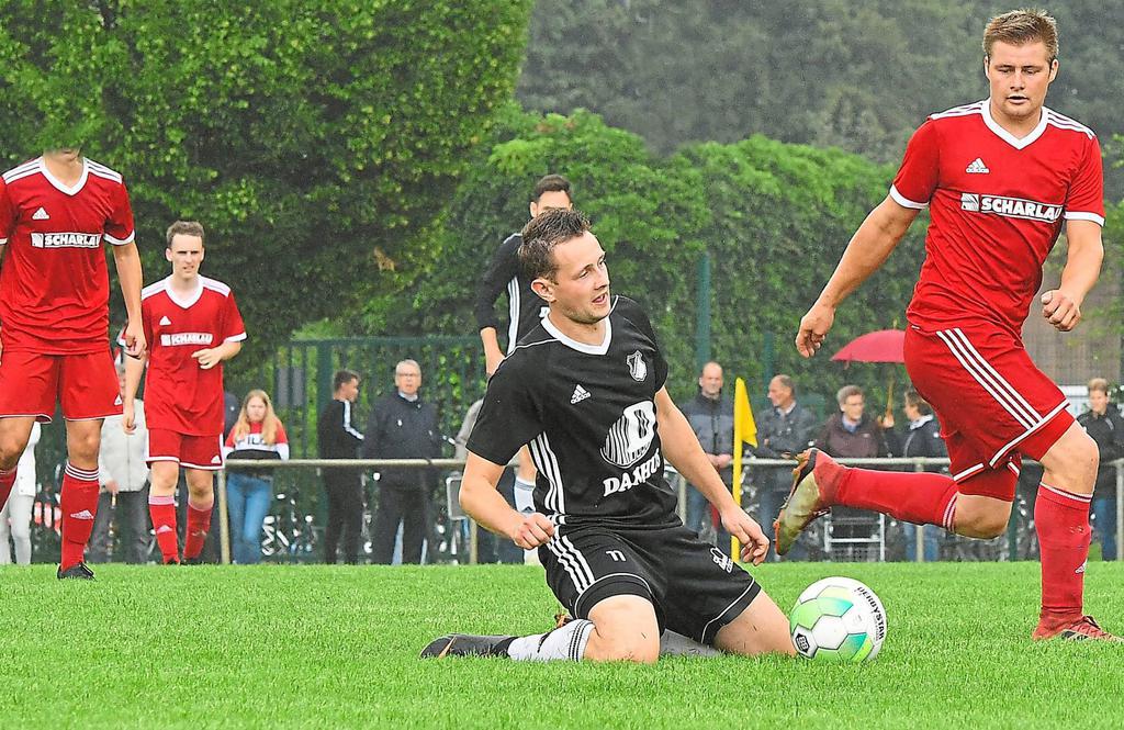 Am Ende geht Holtwick in die Knie: Tobias Schönnebeck (rechts), das Feierbiest aus Osterwick, beim Zweikampf mit Timo Fedder (links). Leon Eggemann (kleines Foto links) und Sebastian Graute (rechts) freuen sich über den 3:0-Erfolg im Rosendahler Derby. Fotos: Ulrich Hörnemann Foto: az
