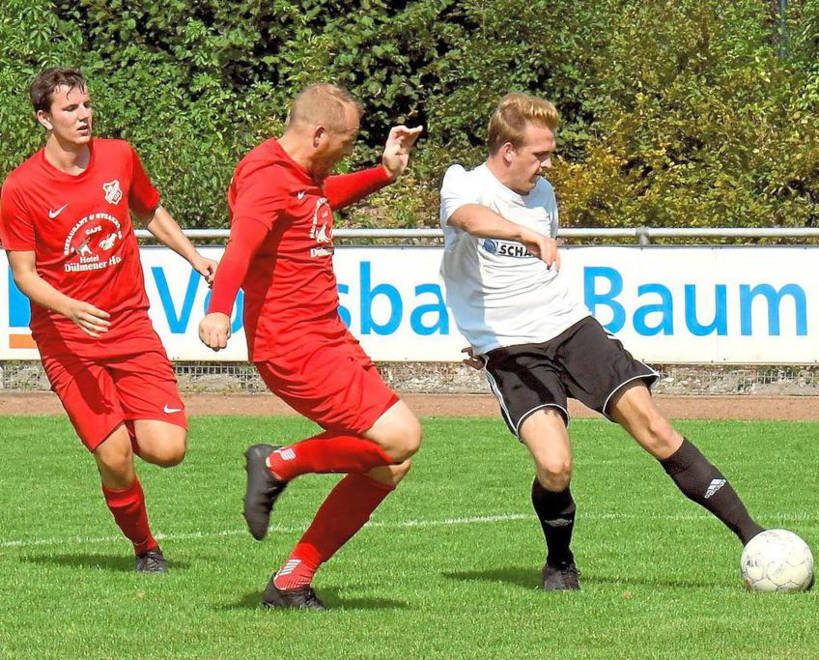 Der Torschütze des Tages: Luis Lammers (rechts) bescherte Westfalia Osterwick mit seinem späten Treffer den 1:0-Heimsieg gegen DJK Dülmen. Foto: Mats Wittenberg
