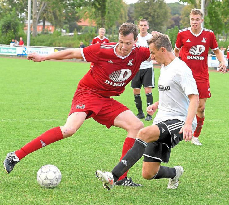 Ein Tänzchen im Westfalia-Strafraum: Tim Püttmann (links) sucht die Lücke gegen den Osterwicker Spielertrainer Tobias Paschert. Fotos: fw Foto: az