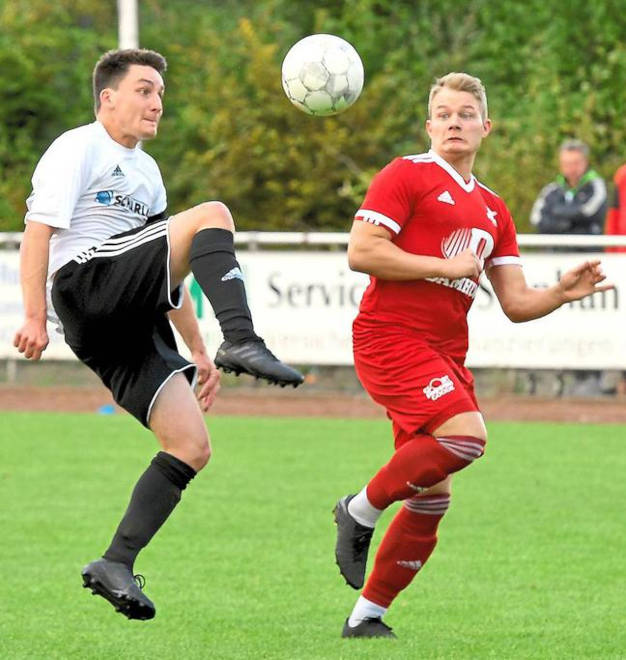 Die Ballbeschwörer: Westfalia-Kapitän Lars Knipper (links) und SG’ler Simon Rotthäuser scheinen es mit Hypnose zu versuchen, den Weg der Kugel zu beeinflussen. Foto: Frank Wittenberg