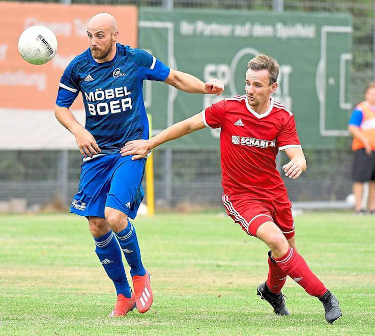 Wiedersehen macht Freude – aber wem? Beim Sparkassen-Cup trennten sich Tobias Hüwe (DJK-VBRS, links) und Tobias Paschert (Westfalia) mit einem 3:3-Unentschieden. Foto: Frank Wittenberg