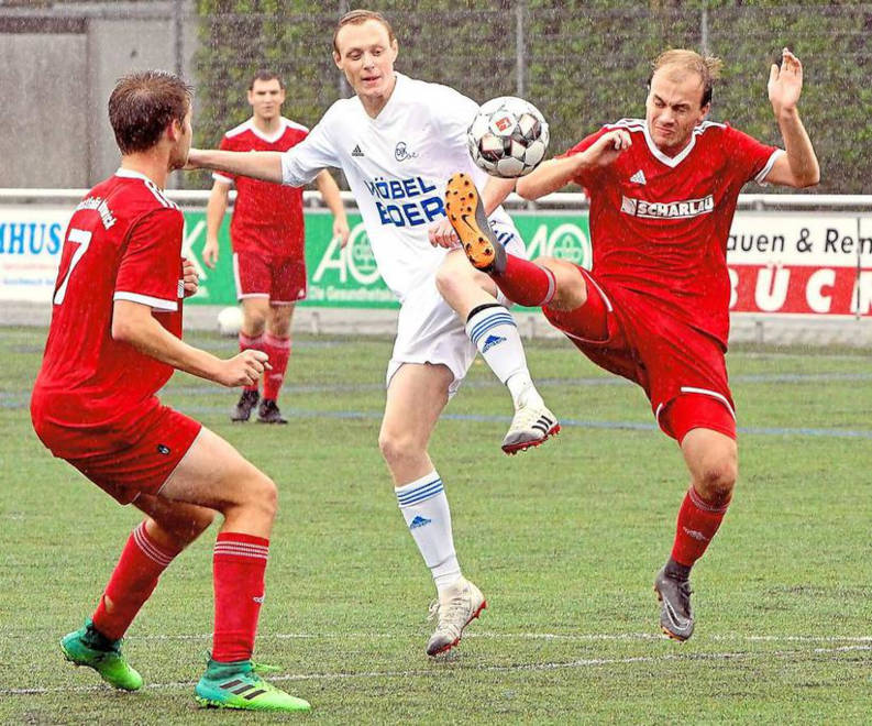 Der Torschütze: Malte Elkemann (Mitte), hier bedrängt von Sebastian Graute (rechts) und Timon Schüer, erzielte die zwischenzeitliche Führung der DJK-VBRS. Foto: az