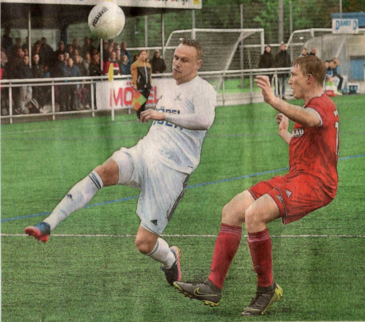 Kein Durchkommen für den Top-Torjäger: Marius Borgert (links) hatte gegen  die Westfalia Deckung  um Johannes Sicking meistens einen schweren Stand