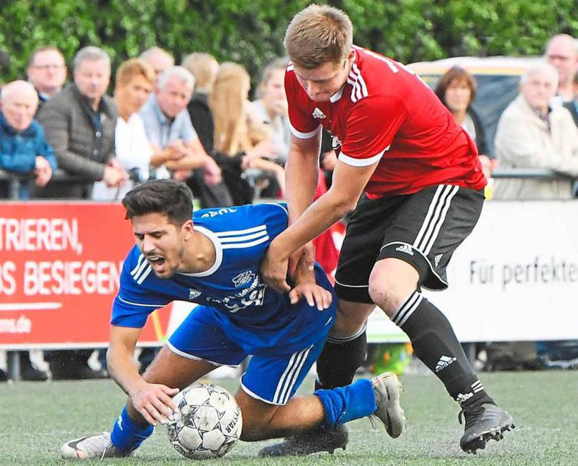 Austeilen und einstecken: Tobias Schönnebeck (rechts) bremst den Darfelder Kevin Botella Ferrara aus. Fotos: Ulrich Hörnemann Foto: az