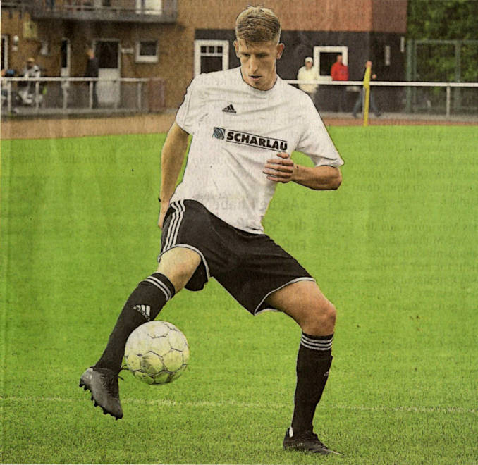 Schoss drei Tore gegen den SV Gescher II und sah die gelb-rote Karte: Florian Richters. Foto: Frank Wittenberg