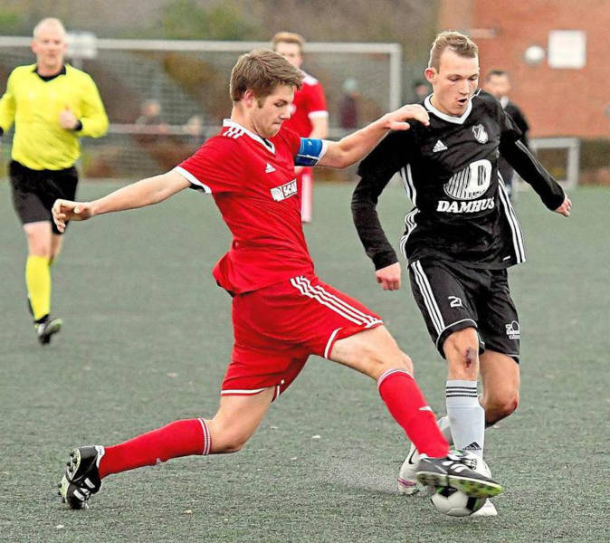 Youngster unter sich: Timon Schüer (links), der nach dem verletzungsbedingten Ausscheiden von Lars Knipper die Kapitänsbinde übernommen hat, stoppt den Holtwicker Torschützen Moritz Wagner. Foto: Frank Wittenberg