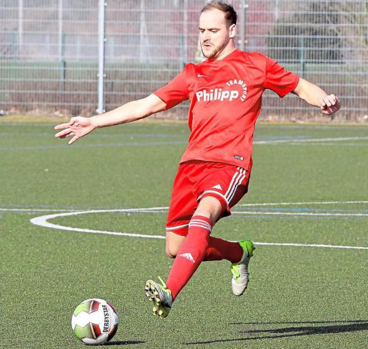 Allgemeine Zeitung von Allgemeine Zeitung Osterwick. Westfalia Osterwick freut sich auf einen Rückkehrer – und das sogar als Spielertrainer: Mario Worms kickt ab der neuen Saison wieder für den A-Kreisligisten, für den er schon in der Rückserie der Spielzeit 2017/18 aktiv war. „Mario wird dann gemeinsam mit Tobias Paschert das Trainer-Duo bilden“, kündigt Westfalia-Abteilungsleiter Daniel Kramer an. Aktuell läuft Worms noch für den Westfalenligisten SpVgg Vreden auf, künftig wird er wieder im Westfalia-Stadion tricksen (ausführlicher Bericht folgt). Foto: fw