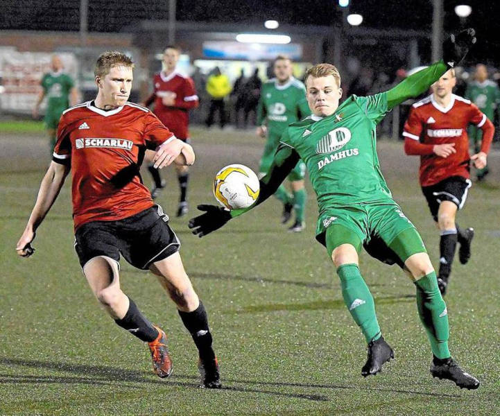 Kreisliga A: Später Ausgleich für SG 06 gegen Westfalia Osterwick Schürmann rettet einen Punkt Coesfeld. Die Uhr tickte unbarmherzig herunter. In noch keinem einzigen Saisonspiel war die SG Coesfeld 06 ohne eigenen Treffer geblieben, gestern Abend aber drohte eine bittere Premiere – bis eine Standardsituation half und Cedric Schürmann per Kopf zuschlug: Spät, aber nicht zu spät rettete er immerhin einen Punkt und stellte das 1:1 gegen Westfalia Osterwick sicher. Einen Zähler geholt, zwei liegenlassen im Titelrennen – bleibt abzuwarten, wie sehr das noch schmerzt. Von Frank Wittenberg Samstag, 07.03.2020, 06:59 Uhr  So groß sich Jannis Pier (rechts) auch macht, gegen die vielbeinige Osterwicker Defensive um Johannes Sicking hatte die SG 06 gestern Abend einen schweren Stand. Foto: az