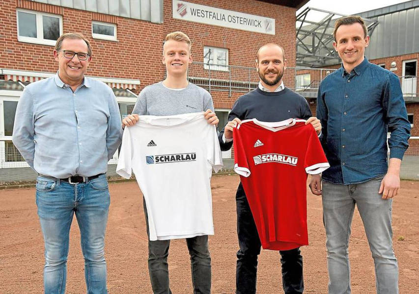 Frauen sich schon auf die nächste Saison bei Westfalia Osterwick: (von links) Sportlicher Leiter Udo Mester, Rückkehrer Noah Eggemann, künftiger Spielertrainer Mario Worms und Spielertrainer Tobias Paschert. Foto: Frank Wittenberg
