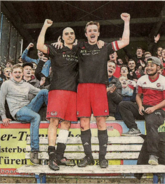 Arm in Arm in der Fankurve: Nur zwei Tage nach dem Entscheidungsspiel gegen SG Coesfeld 06 machten die Osterwicker um Trainer Zoui Allali und Kapitän Tobias Paschert beim Relegationsspiel in Südlohn den Aufstieg perfekt.