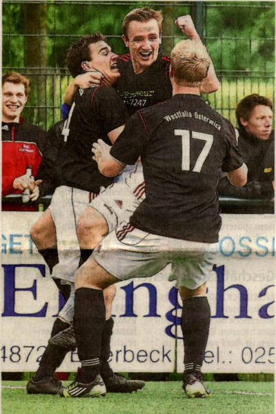 Jubel über die zwischenzeitliche Führung: Pascal Leipelt (links) und Niklas Segbers (rechts) stürzen sich auf Torschütze Tobias Paschert.