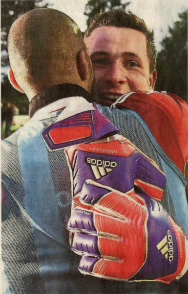 Zoui Alali wusste, bei wem er sich nach dem Elfmeterschießen zu bedanken hatte: Torhüter Steffen Warneke