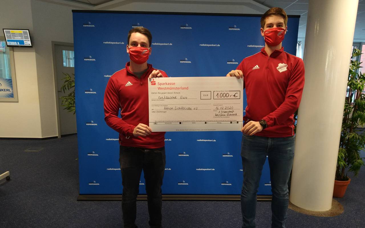 Anstatt auf Mannschaftsfahrt zu fahren, spendet die 1. Mannschaft von Westfalia Osterwick ihr gesammeltes Geld an die Aktion Lichtblicke. Eine Summe von 1.000 €.