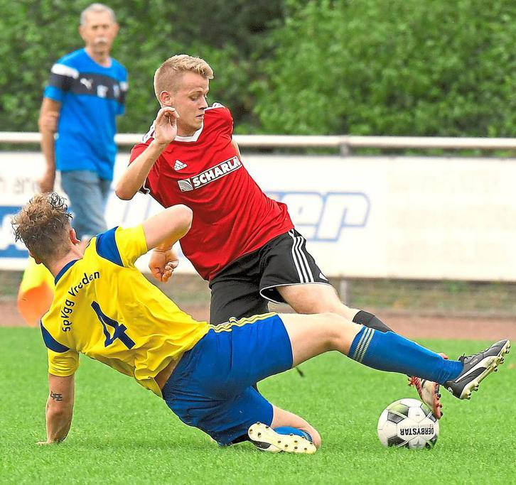 Ackerte viel, hatte aber Pech im Abschluss: Westfalia-Youngster Noah Eggemann wird vom Vredener Paul Droste attackiert. Foto: Frank Wittenberg