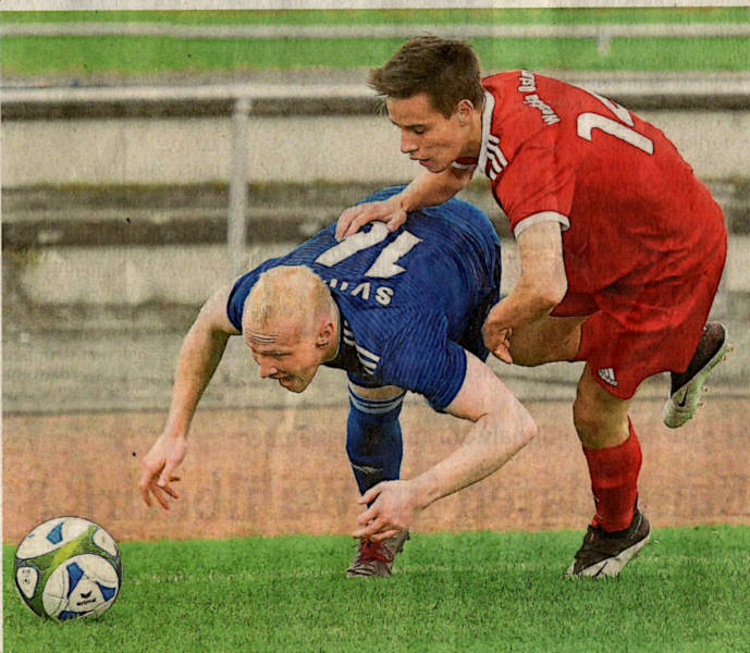 Szene mit Symbolkraft: Timo Fedders (rechts) und Westfalia Osterwick brachten dank großen Einsatzes den Bezirksliag-Aufsteiger SV Heek um Christopher Hölscher zu Fall. Foto: Frank Wittenberg