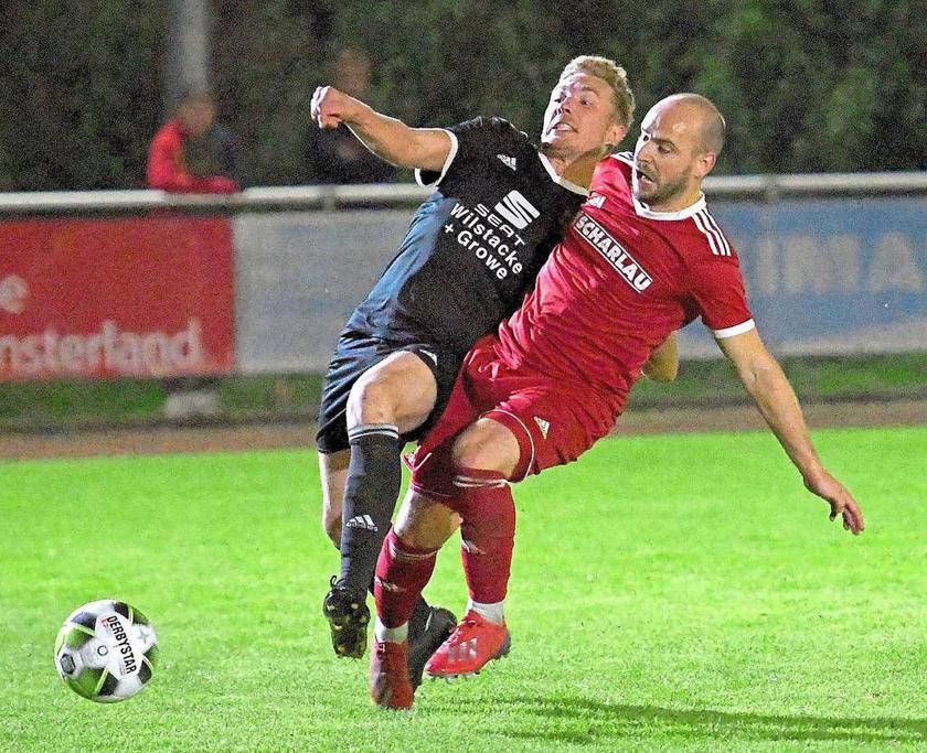 Fußball-Ballett unter Flutlicht: Westfalia-Spielertrainer Mario Worms (rechts) und Borussia-Abwehrmann Niklas Grotthoff im Kampf um den Ball. Foto: Frank Wittenberg